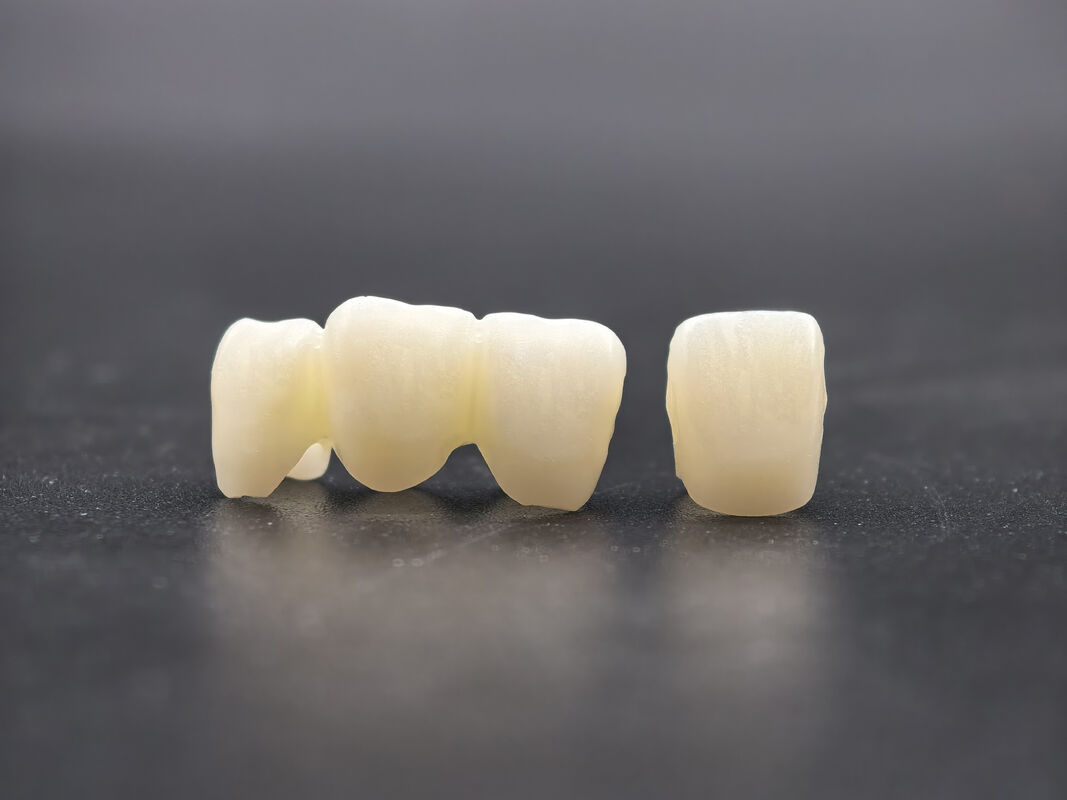 Dental Zirkonie-Block, vorgeschliffen für die CADCAM-Verarbeitung mit überlegener Festigkeit und Durchsichtigkeit, die die natürlichen Zähne nachahmt