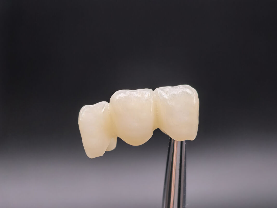 Dental Zirkonie-Block, vorgeschliffen für die CADCAM-Verarbeitung mit überlegener Festigkeit und Durchsichtigkeit, die die natürlichen Zähne nachahmt