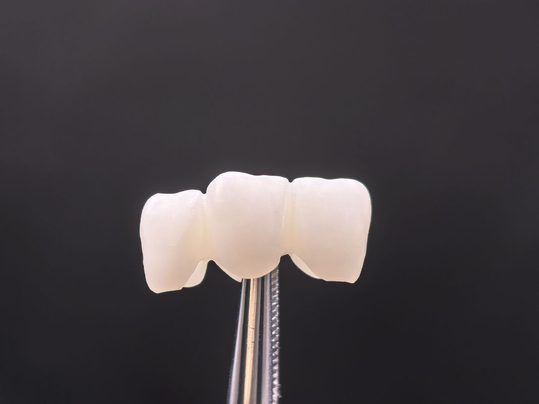 Dental Zirkonie-Block, vorgeschliffen für die CADCAM-Verarbeitung mit überlegener Festigkeit und Durchsichtigkeit, die die natürlichen Zähne nachahmt